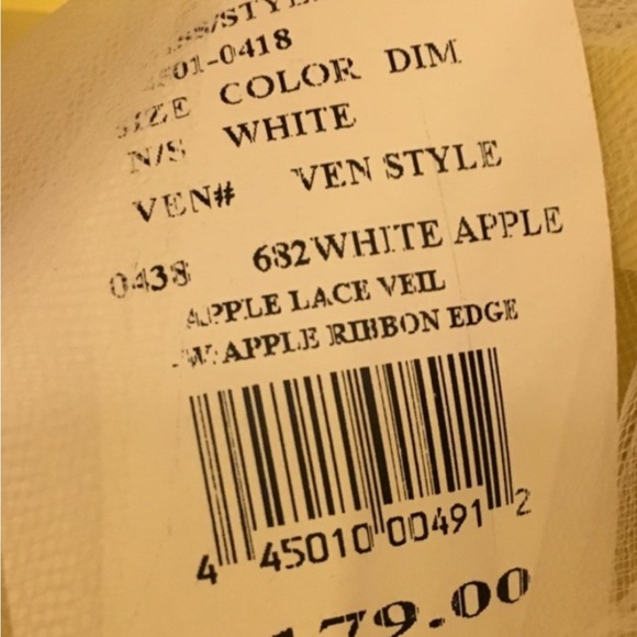 David’s Bridal Deep red accented wedding dress with matching vail   Size 4 - Picture 13 of 15